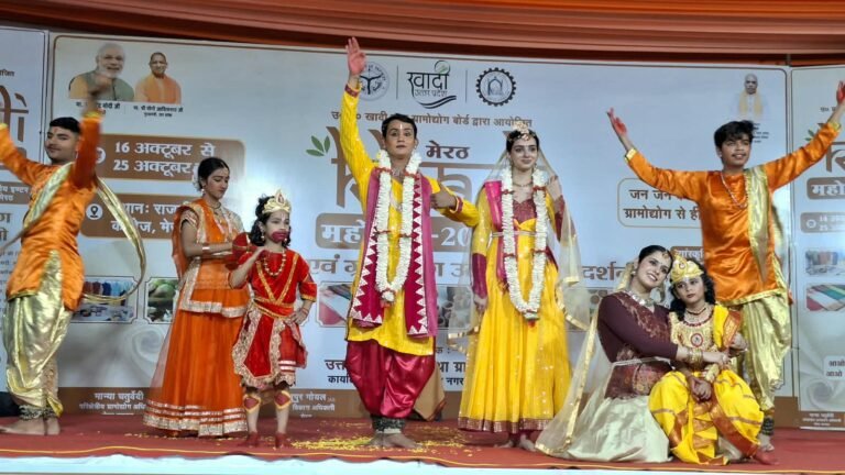खादी महोत्सव में स्वदेशी की धूम, राम स्तुति से सजी शाम