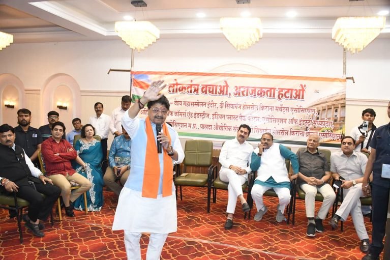 लोकतंत्र को बचाने की लड़ाई देश की लड़ाई, अराजकता फैलाने वालों को पदयात्रा में शामिल होकर जवाब दे – मंत्री कैलाश विजयवर्गीय