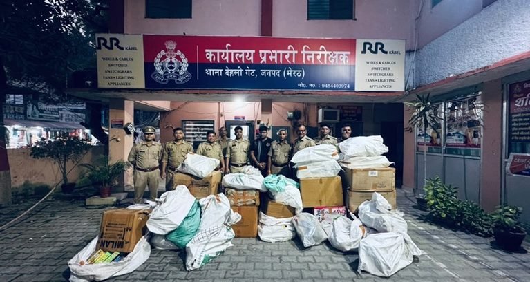 खिलौनों के गोदाम में छिपाकर रखे 35 कार्टन अवैध पटाखे बरामद, एक गिरफ्तार