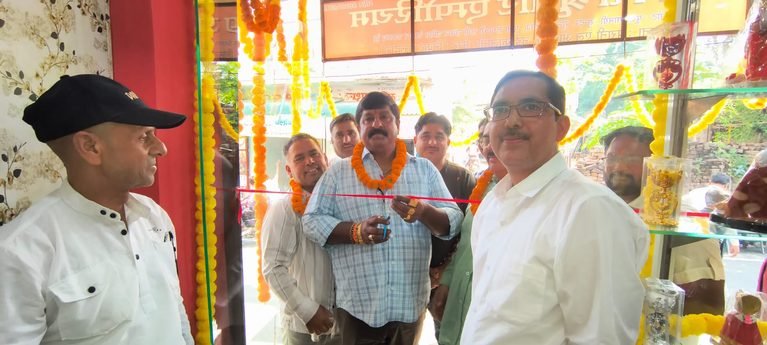 भक्ति श्रृंगार एंपोरियम का फीता काटकर शुभारंभ किया