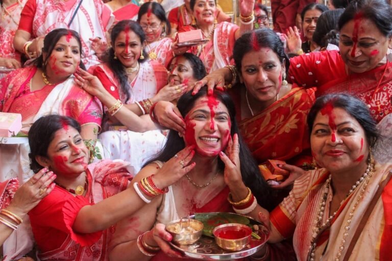 सदर स्थित दुर्गाबाड़ी मंदिर में सिंदूर खेलती महिलाएं