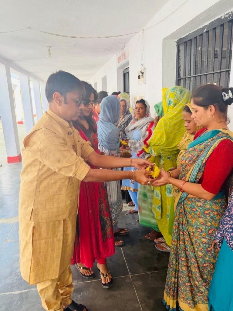 बच्ची के समझदार होने तक मुस्कान की फांसी टाली जाए: कवि युगल