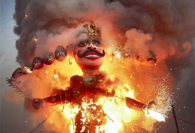 धूमधाम से हुआ रावण दहन, जय श्रीराम के नारों से गूंजा शहर
