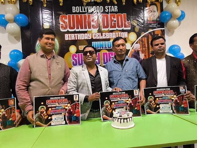 27 साल की दीवानगी ने दिलाई अलग पहचान, शॉप्रिक्स मॉल में मनाया सनी देओल का जन्मदिन