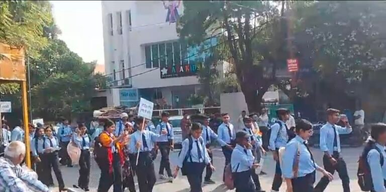 कैलाश प्रकाश स्टेडियम से कमिश्नरी तक गूंजे नेताजी के जयकारे, जाम में फंसा महानगर, 50 स्कूलों के हजारों बच्चों ने भरी हुंकार